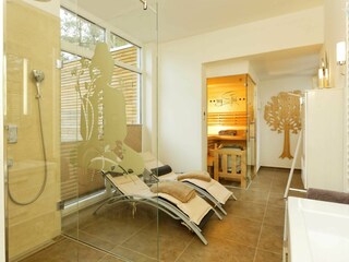 Das Wellness-Bad im Erdgeschoss