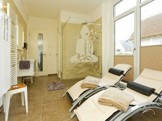 Ruheliegen im Wellness-Badezimmer