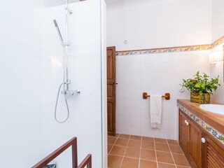 Villa Santa Maria del Camí Features 17