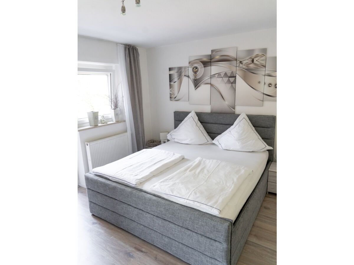 Schlafzimmer Nr 1  mit hohem Bett