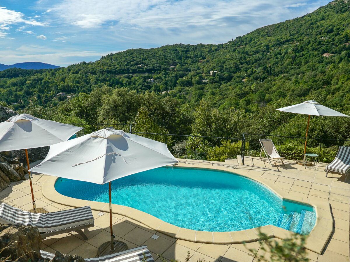 Poolbereich mit sehr schönem Landschaftsblick