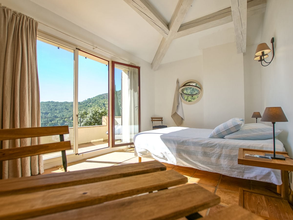 Teilansicht Schlafzimmer 1. OG mit Balkon