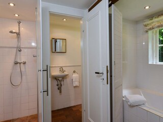 Bad mit schließbarer Dusche, Badewanne und WC
