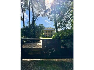 Einfahrt und Frontansicht