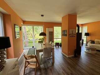 Raumfoto mit Essbereich