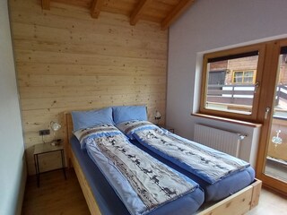 Schlafzimmer mit Zirbenbett