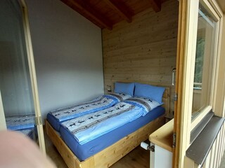 Schlafzimmer mit Zirbenbett