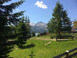 Blick von der Terrasse auf die Berge