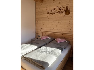 Schlafzimmer mit Zirbenbett