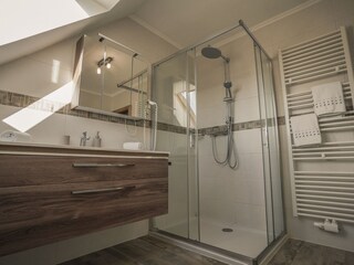 Dusche in Badezimmer von FeWo Amethyst.