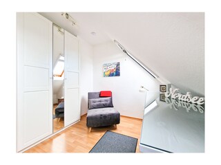 Lesezimmer mit Schrank