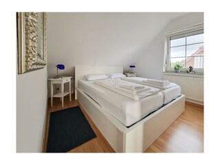 Schlafzimmer mit Doppelbett