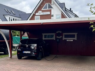 Gäste Parkplatz mit Fahrradschuppen