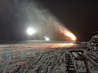 Skigebiet bei Nacht