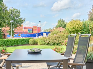 Von der überdachten Terrasse aus die Schiffe beobachten