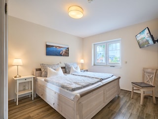 2. Schlafzimmer: TV, Fliegengitter & elekt. Rollläden