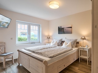 1. Schlafzimmer: TV, Fliegengitter & elektr. Rollläden