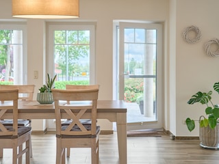 Essbereich mit direktem Blick auf den Nord-Ostsee-Kanal