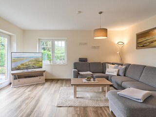 Große Couch mit kuscheligen Kissen und Decken