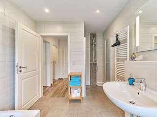 Vollbad mit Raindancedusche und Badewanne