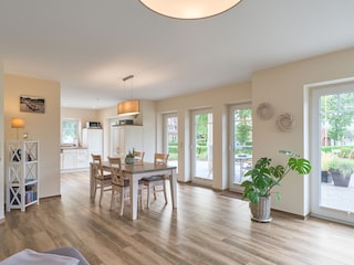 Heller Essbereich mit Zugang zur Terrasse