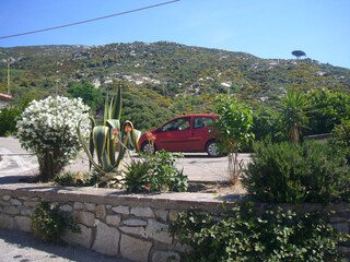 Privatparkplatz mit kleinem Garten