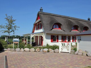 Eingangsbereich mit Parkplatz