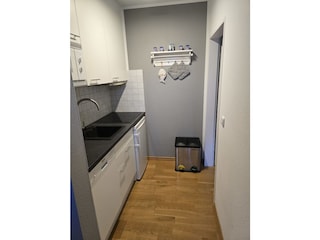 Küchenzeile mit Spülmaschine