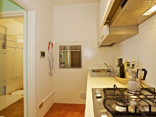 Separate Küche mit 4-Flammen-Gasherd und Backofen