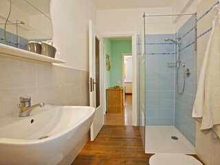 Freundliches Bad mit Dusche und Fenster