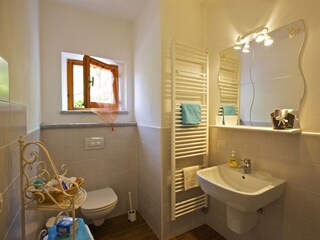 Freundliches Bad mit Dusche und Fenster