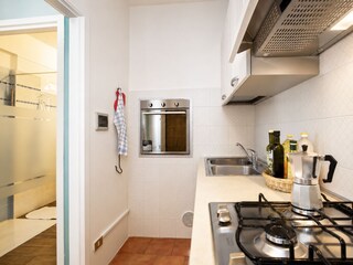 Separate Küche mit 4-Flammen-Gasherd und Backofen