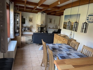 Blick aus der Küche in den Wohnraum