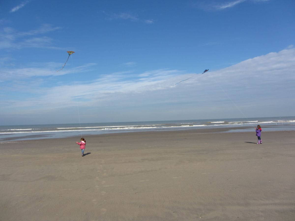 Spaß am Strand im Herbst