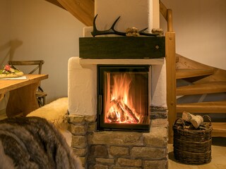 gemauerter Kamin mit Sitzplatz am Esstisch