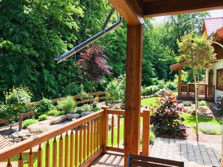 Ihr Blick vom Balkon in den sehr gepflegten Garten