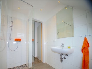 Weidenblick, Ferienwohnung 12 - modernes Duschbad