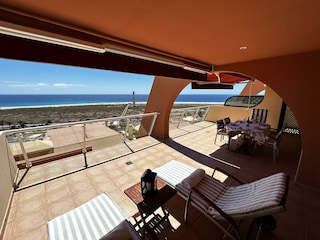 Große und sonnige Terrasse mit Blick auf das Meer