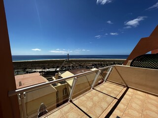 Ausblick von der Terrasse auf das Meer und den Strand