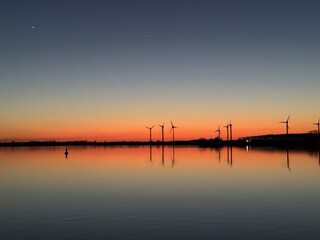 Blick vom Boot  auf wunderschöne Sonnenuntergänge