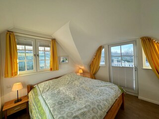 Schlafzimmer mit Doppelbett und Duschbad en-suite