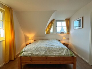 weiteres Schlafzimmer mit Doppelbett und Bad en-suite