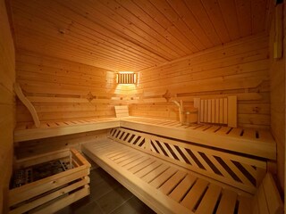 große Sauna mit 3 Liegen