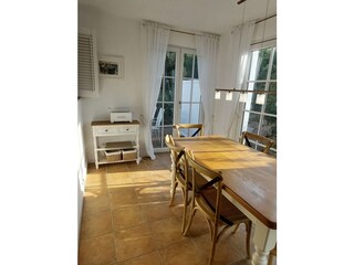 Esstisch mit Ausgang zur Terrasse