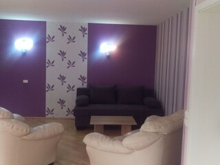 Wohnzimmer unten mit Schlafsofa