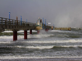 Sturmtief im Herbst an der Seebrücke Zingst