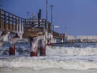 Winterliche Stimmung an der Seebrücke  Zingst