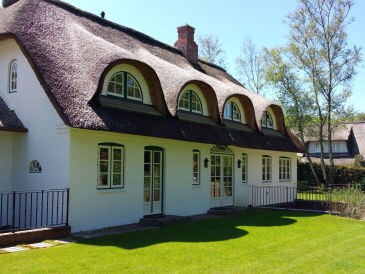 Ferienhaus Exklusives Reetdachanwesen Bernstein