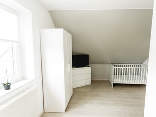 Schlafzimmer 2 mit Babybett