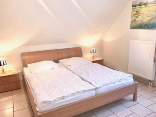 ein weiteres Doppelbett im anderen Schlafzimmer